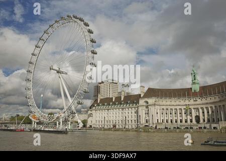 LONDON, UK, September 08, 2017: Blick auf das London Eye und der South Bank der Themse vom Westminster Bridge, London, UK Stockfoto