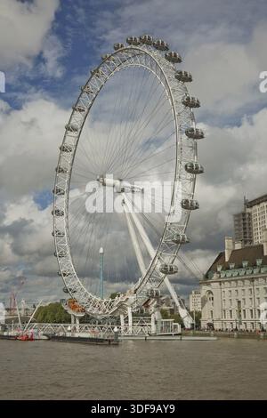 LONDON, UK, September 08, 2017: Blick auf das London Eye und der South Bank der Themse vom Westminster Bridge, London, UK Stockfoto