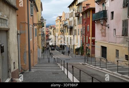Nizza, Frankreich 21. Dezember 2025: Das Stadtbild der Altstadt von Nizza. Die Altstadt von Nizza besteht aus hohen Mietshäusern, die entlang schmal und schattig angeordnet sind Stockfoto