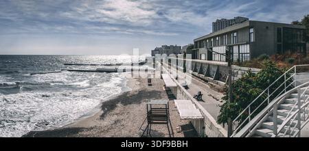Odessa, Ukraine - 09.05.2019. Panoramablick auf den Herbststrand im Ferienort Arcadia in Odessa, Ukraine, an einem sonnigen Tag, Odessa, Ukraine Stockfoto