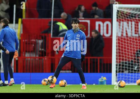 Manchester, Großbritannien. Januar 2026. Brighton & Hove Albion Mittelfeldspieler Kaoru Mitoma (22) wärmt sich am 11. Januar 2026 während des Spiels Manchester United gegen Brighton & Hove Albion Emirates FA Cup in Old Trafford, Manchester, England auf. Credit: Phil Duncan/Every Second Media Credit: Every Second Media/Alamy Live News Stockfoto