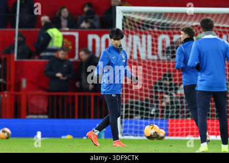 Manchester, Großbritannien. Januar 2026. Brighton & Hove Albion Mittelfeldspieler Kaoru Mitoma (22) wärmt sich am 11. Januar 2026 während des Spiels Manchester United gegen Brighton & Hove Albion Emirates FA Cup in Old Trafford, Manchester, England auf. Credit: Phil Duncan/Every Second Media Credit: Every Second Media/Alamy Live News Stockfoto