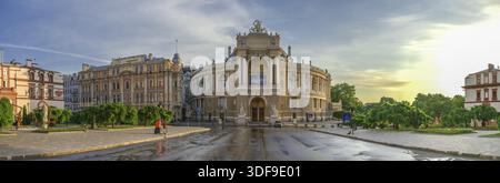 Odessa, Ukraine - 06.12.2018. Sonnigen Sommermorgen im historischen Zentrum von Odessa, Ukraine. Oper und Theater Square Stockfoto