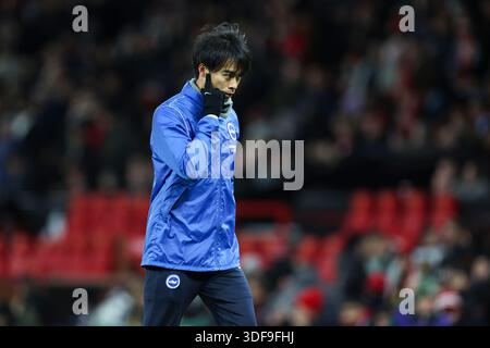 Manchester, Großbritannien. Januar 2026. Brighton & Hove Albion Mittelfeldspieler Kaoru Mitoma (22) wärmt sich am 11. Januar 2026 während des Spiels Manchester United gegen Brighton & Hove Albion Emirates FA Cup in Old Trafford, Manchester, England auf. Credit: Phil Duncan/Every Second Media Credit: Every Second Media/Alamy Live News Stockfoto