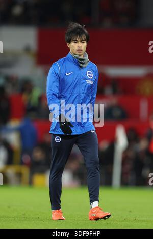 Manchester, Großbritannien. Januar 2026. Brighton & Hove Albion Mittelfeldspieler Kaoru Mitoma (22) wärmt sich am 11. Januar 2026 während des Spiels Manchester United gegen Brighton & Hove Albion Emirates FA Cup in Old Trafford, Manchester, England auf. Credit: Phil Duncan/Every Second Media Credit: Every Second Media/Alamy Live News Stockfoto