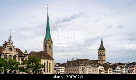 Panoramablick auf Zürichs historische Stadtlandschaft mit Kirchtürmen. Stockfoto