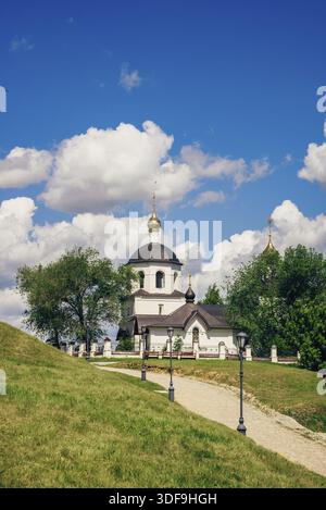 Kirche St. Konstantin und Helena auf der ländlichen Insel Swijashsk in Russland. Vertikale Ausrichtung Stockfoto