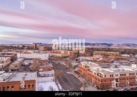 FORT COLLINS, Colorado, USA - 13. Dezember 2016: Innenstadt von Fort Collins, Colorado im kalten Morgengrauen - Luftaufnahme mit Weihnachtslichter und Rocky Mountain Stockfoto