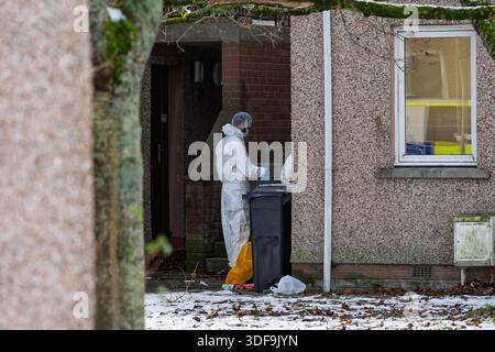 Forensiker von der Polizei Schottlands arbeiten an einem Mordort an der Balloan Road in Inverness. Zwei Männer wurden in Verbindung mit diesem i angeklagt Stockfoto