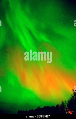 Eine atemberaubende Ausstellung farbenfroher Nordlichter im ländlichen Alberta Kanada Stockfoto
