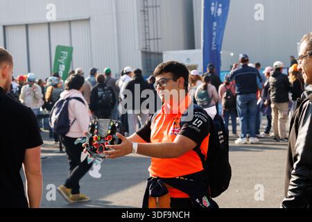 Ciudad de México, Mexiko. Januar 2026. Während des Formel E Mexico E-Prix-Wochenendes am 10. Januar 2026 in Ciudad de México (Mexiko-Stadt) zeigt ein Fan ein selbstgebautes Lenkrad auf der Rennstrecke Autódromo Hermanos Rodríguez. Stockfoto