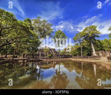 Alte Khmer-Architektur. Parklandschaft im Freien mit See und Panoramablick auf die Ruinen des Baphuon Tempels am Angkor Wat Complex, Siem Reap, Kambodscha Stockfoto