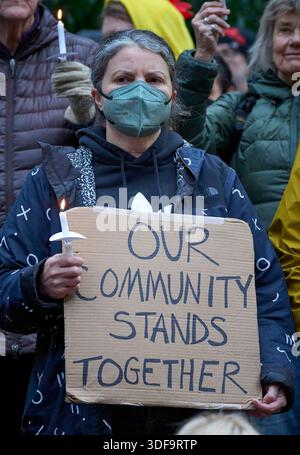 Eine Frau hält am 10. Januar 2026 in Portland, Oregon, ein Schild in einer Mahnwache bei Kerzenlicht für diejenigen, die von Bundesbeamten getötet oder verletzt wurden. Stockfoto