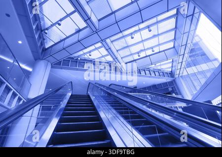 Rolltreppe im modernen Business-Center. Blaue straffende Bild Stockfoto