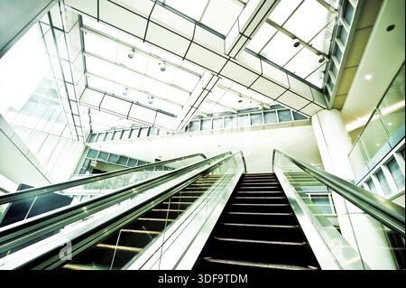 Rolltreppe im modernen Businesscenter Stockfoto
