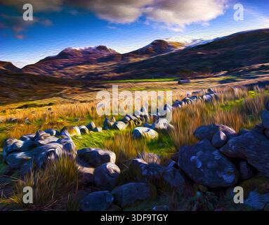 Malerische Interpretation von Snowdonia mit einer Steinmauer, langen Gräsern und sonnendurchfluteten Bergen, wenn das Licht zu verblassen beginnt Stockfoto