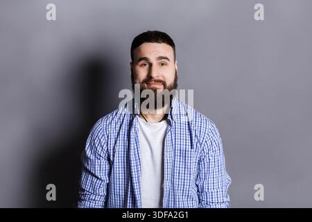 Lächelnder, fröhlicher bärtiger Mann Porträt Stockfoto