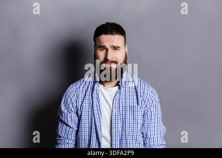 Aufgebracht, trauriger bärtiger Mann Porträt Stockfoto