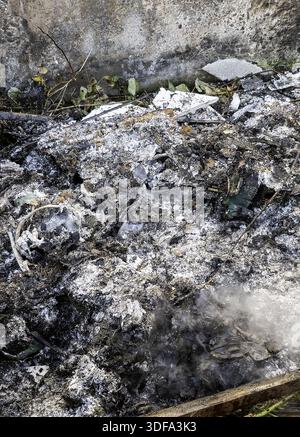 Details des alten Krematoriums mit Überresten menschlicher Knochen, Friedhof Stockfoto