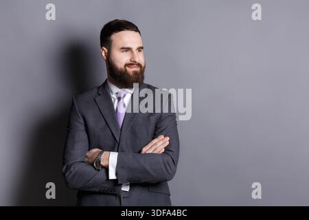 Gutaussehendes, selbstbewusstes, bärtiges Geschäftsmann-Porträt Stockfoto