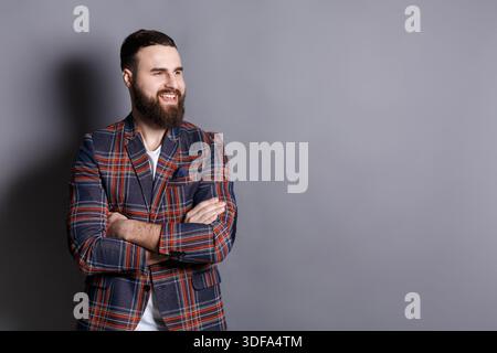 Gutaussehendes, selbstbewusstes bärtiges Männerporträt Stockfoto