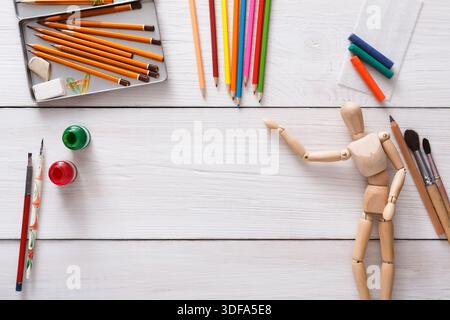Farben und hölzerner Maler Mann mit Pinseln, Objekt Stockfoto