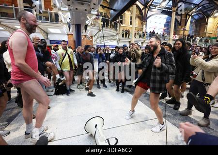 London, Großbritannien. Januar 2026. Trotz des kalten Wetters im Freien nahmen 100 lustige Londoner an der jährlichen skurrilen Tradition der No Trousers Tube Ride teil. Die Veranstaltung fand 2002 mit der No 'Pants' Subway Ride statt und ist heute ein internationales Event. Die Idee ist, die Hosen auszuziehen, sich dann aber wie gewohnt zu verhalten, während andere Passagiere verwirrt aussehen. Credit: Monica Wells/Alamy Live News Stockfoto