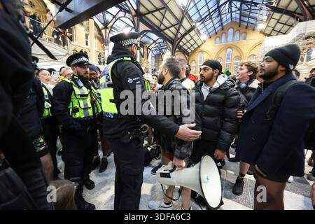 London, Großbritannien. Januar 2026. Trotz des kalten Wetters im Freien nahmen 100 lustige Londoner an der jährlichen skurrilen Tradition der No Trousers Tube Ride teil. Die Veranstaltung fand 2002 mit der No 'Pants' Subway Ride statt und ist heute ein internationales Event. Die Idee ist, die Hosen auszuziehen, sich dann aber wie gewohnt zu verhalten, während andere Passagiere verwirrt aussehen. Credit: Monica Wells/Alamy Live News Stockfoto