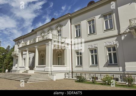 PALANGA, LITAUEN - 5. JULI 2017: Wunderschönes Palanga Bernsteinmuseum im Tiskeviciai Palast und Botanischer Garten in Palanga, Litauen Stockfoto