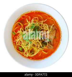 Gelbe thailändische Hühnersuppe in weißer Schüssel isoliert auf weiß. Stockfoto