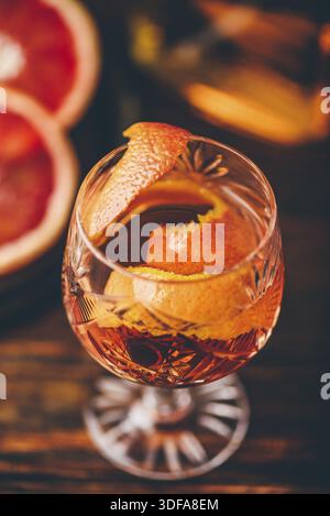 Orange Whiskey Sour Cocktail mit Bourbon, Blut Orangensaft und einfachen Sirup Stockfoto