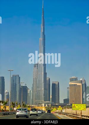01 11 2026 - Dubai, VAE. Ikonischer POV-Blick vom Auto aus mit dem größten Wolkenkratzer der Welt Burj Khalifa, der während der Fahrt auf der Autobahn vor dem Auto erscheint Stockfoto