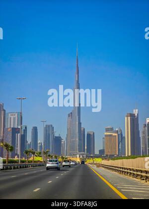 01 11 2026 - Dubai, VAE. Ikonischer POV-Blick vom Auto aus mit dem größten Wolkenkratzer der Welt Burj Khalifa, der während der Fahrt auf der Autobahn vor dem Auto erscheint Stockfoto