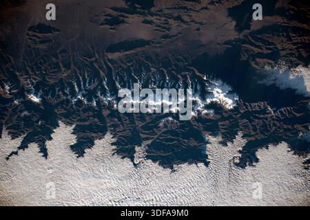 Andes Mountain Chain, Südamerika. Schneebedeckte Berggipfel sind abgebildet, als die International Space Station 257 Meilen über den Anden entlang der Westküste Südamerikas umkreist. Eine optimierte Version eines Originalbildes der NASA: Credit: NASA Stockfoto