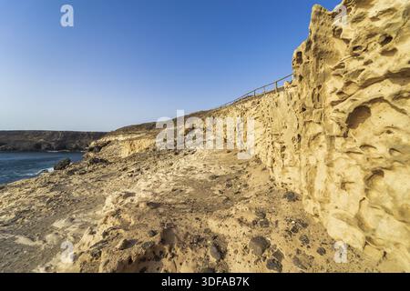 Wunderschöne weiße Klippen aus Kalkstein, die von Wind und Winterstürmen im Dorf Ajuy an der Atlantikküste gemeißelt wurden. Fuerteventura. Kanarische Inseln. Spanien Stockfoto