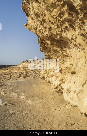 Wunderschöne weiße Klippen aus Kalkstein, die von Wind und Winterstürmen im Dorf Ajuy an der Atlantikküste gemeißelt wurden. Fuerteventura. Kanarische Inseln. Spanien Stockfoto
