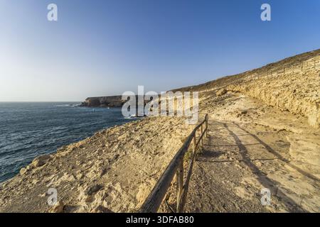 Wunderschöne weiße Klippen aus Kalkstein, die von Wind und Winterstürmen im Dorf Ajuy an der Atlantikküste gemeißelt wurden. Fuerteventura. Kanarische Inseln. Spanien Stockfoto