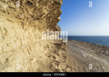 Wunderschöne weiße Klippen aus Kalkstein, die von Wind und Winterstürmen im Dorf Ajuy an der Atlantikküste gemeißelt wurden. Fuerteventura. Kanarische Inseln. Spanien Stockfoto