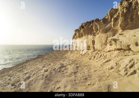 Wunderschöne weiße Klippen aus Kalkstein, die von Wind und Winterstürmen im Dorf Ajuy an der Atlantikküste gemeißelt wurden. Fuerteventura. Kanarische Inseln. Spanien Stockfoto