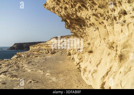 Wunderschöne weiße Klippen aus Kalkstein, die von Wind und Winterstürmen im Dorf Ajuy an der Atlantikküste gemeißelt wurden. Fuerteventura. Kanarische Inseln. Spanien Stockfoto