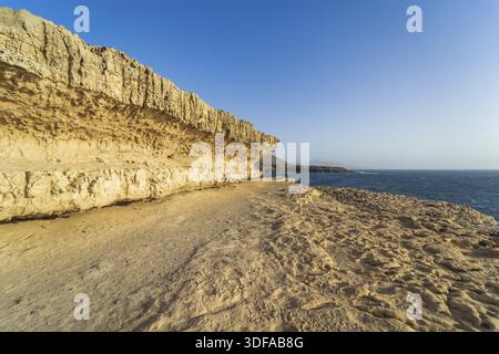 Wunderschöne weiße Klippen aus Kalkstein, die von Wind und Winterstürmen im Dorf Ajuy an der Atlantikküste gemeißelt wurden. Fuerteventura. Kanarische Inseln. Spanien Stockfoto