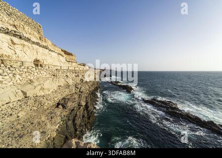 Wunderschöne weiße Klippen aus Kalkstein, die von Wind und Winterstürmen im Dorf Ajuy an der Atlantikküste gemeißelt wurden. Fuerteventura. Kanarische Inseln. Spanien Stockfoto