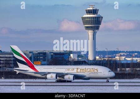 Flughafen München im Schneebetrieb während Kältewelle in Bayern, Oberding, 11.01.2026 ein Airbus A380-800 der Fluggesellschaft Emirates mit dem Kennzeichen A6-EEI rollt auf dem verschneiten Vorfeld des Münchner Flughafens. Im Hintergrund ragt der Markante Tower des Flughafens auf. Die Maschine ist ein regelmäßiger Gast auf der Verbindung zwischen München und Dubai. Oberding Flughafen München Bayern Deutschland *** Flughafen München im schneebedeckten Betrieb während der Kälte in Bayern, Oberding, 11 01 2026 ein Airbus A380 800 der Emirates Airline mit der Zulassungsnummer A6 EEI rollt auf der Schneebucht Stockfoto