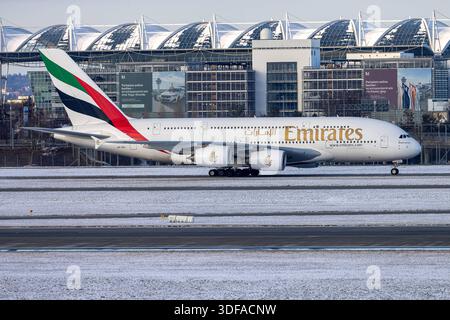 Flughafen München im Schneebetrieb während Kältewelle in Bayern, Oberding, 11.01.2026 ein Airbus A380-800 der Fluggesellschaft Emirates mit dem Kennzeichen A6-EEI rollt über das Rollfeld des Flughafens München. Im Hintergrund ist das Terminal mit Glasfassade sichtbar. Die Maschine bereitet sich auf ihren Linienflug nach Dubai vor. Leichte Schneedecke auf den Flächen. Oberding Flughafen München Bayern Deutschland *** Flughafen München im schneebedeckten Betrieb während der Kälte in Bayern, Oberding, 11 01 2026 ein Airbus A380 800 der Emirates Airline mit der Registrierungsnummer A6 EEI rollt über das t Stockfoto