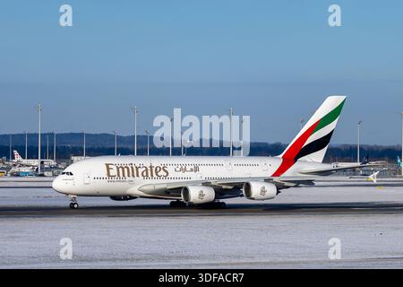 Flughafen München im Schneebetrieb bei Kältewelle in Bayern, Oberding, 11.01.2026 ein Airbus A380 der Fluggesellschaft Emirates mit dem Kennzeichen A6-EEI rollt bei klarem Winterwetter über das Rollfeld des Flughafens München. Die Maschine bereitet sich auf den Abflug nach Dubai vor. Im Hintergrund sind weitere Flugzeuge und Schnee auf den Grünflächen sichtbar. Oberding Flughafen München Bayern Deutschland *** Flughafen München im schneebedeckten Betrieb bei Kälte in Bayern, Oberding, 11 01 2026 ein Emirates Airbus A380 mit der Zulassungsnummer A6 EEI fährt bei Munich Air über den Asphalt Stockfoto