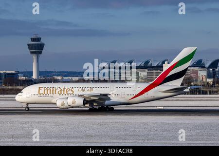Flughafen München im Schneebetrieb während Kältewelle in Bayern, Oberding, 11.01.2026 ein Airbus A380 der Fluggesellschaft Emirates rollt bei winterlichem Wetter über die Startbahn des Flughafens München. Im Hintergrund sind der Tower und das Terminalgebäude zu sehen. Die Maschine mit dem Ziel Dubai steht exemplarisch für den internationalen Langstreckenverkehr im Winterbetrieb. Oberding Flughafen München Bayern Deutschland *** Flughafen München im Schnee während der Kälte in Bayern, Oberding, 11 01 2026 ein Emirates Airbus A380 fährt bei winterlichem Wetter über die Landebahn am Flughafen München T Stockfoto