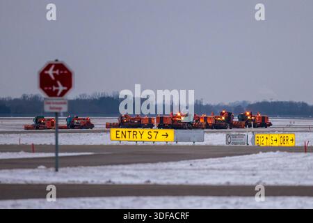 Flughafen München im Schneebetrieb während Kältewelle in Bayern, Oberding, 11.01.2026 mehrere Winterdienstfahrzeuge stehen in Formation auf einer Start- und Landebahn des Flughafens München. Die Aufnahme zeigt die koordinierte Schneeräumung während winterlicher Wetterbedingungen. Im Vordergrund sind Rollweg- und Warnschilder sichtbar. Oberding Flughafen München Bayern Deutschland *** Flughafen München im Schnee während einer Kälteperiode in Bayern, Oberding, 11 01 2026 mehrere Winterdienstfahrzeuge stehen auf einer Landebahn am Flughafen München in Bildung das Foto zeigt eine koordinierte Schneeräumung Stockfoto