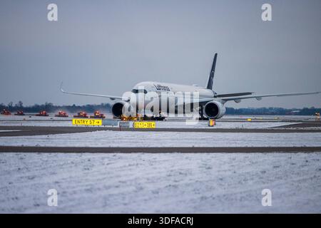 Flughafen München im Schneebetrieb während Kältewelle in Bayern, Oberding, 11.01.2026 ein Airbus A350 der Lufthansa steht am Rollweg des Flughafens München. Im Hintergrund räumen zahlreiche Winterdienstfahrzeuge parallel Schnee von der Start- und Landebahn. Die Aufnahme zeigt den geregelten Ablauf des Flugbetriebs trotz winterlicher Wetterbedingungen. Oberding Flughafen München Bayern Deutschland *** Flughafen München im Schnee während einer Kälteperiode in Bayern, Oberding, 11 01 2026 Ein Lufthansa Airbus A350 steht auf dem Rollweg am Flughafen München im Hintergrund, zahlreiche Winterdienste Stockfoto