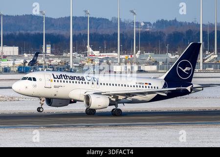 Flughafen München im Schneebetrieb während Kältewelle in Bayern, Oberding, 11.01.2026 ein Airbus A319-100 der Lufthansa CityLine mit dem Kennzeichen D-ABGH rollt über das schneebedeckte Rollfeld des Flughafens München. Die Aufnahme entstand bei klarem Winterwetter und zeigt den geregelten Betrieb während der Kältewelle in Bayern. Oberding Flughafen München Bayern Deutschland *** Flughafen München im schneebedeckten Betrieb während einer Kälteperiode in Bayern, Oberding, 11 01 2026 Ein Lufthansa CityLine Airbus A319 100 mit der Zulassungsnummer D ABGH Taxis über die schneebedeckte Asphaltdecke am Flughafen München die p Stockfoto