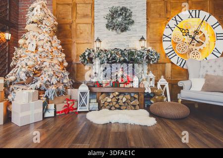 Gemütliche weihnachtseinrichtung mit Tanne und Kamin Stockfoto